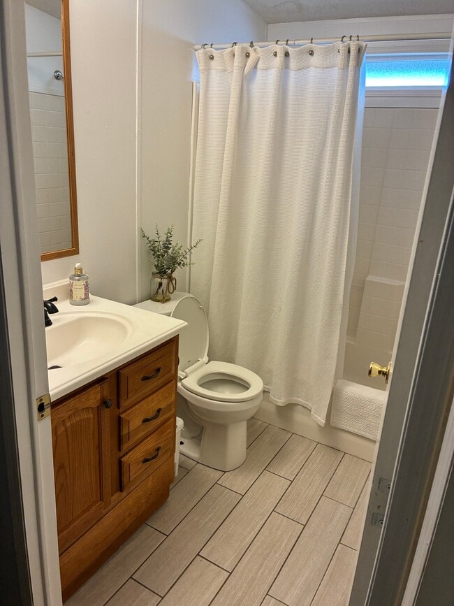 Building Photo - 526 W Pelaar Dr