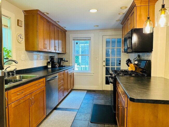 Building Photo - 20 Rockview Rd