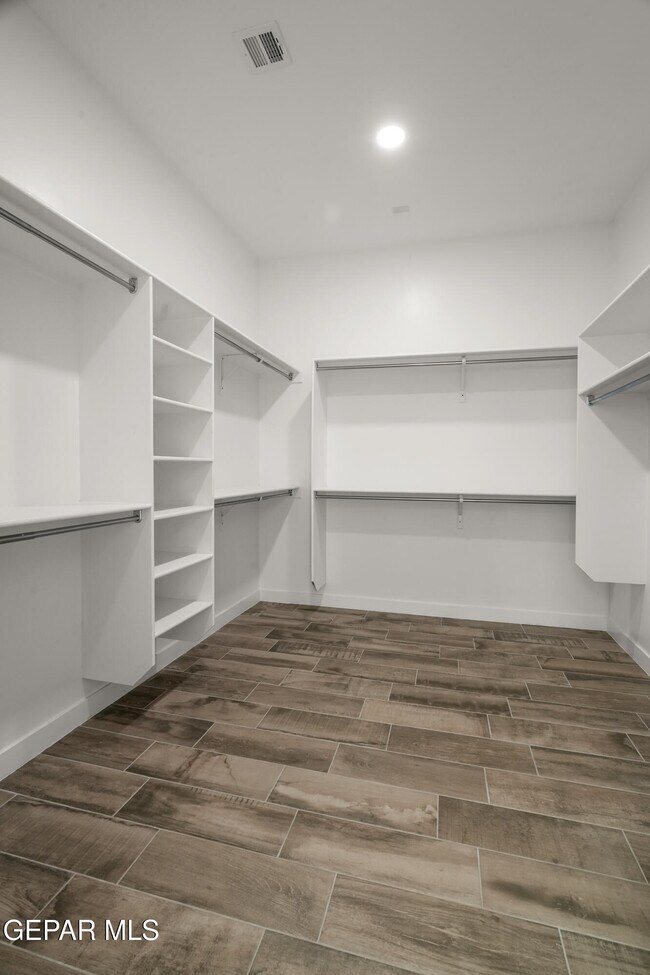 Building Photo - 874 Harpendem Dr