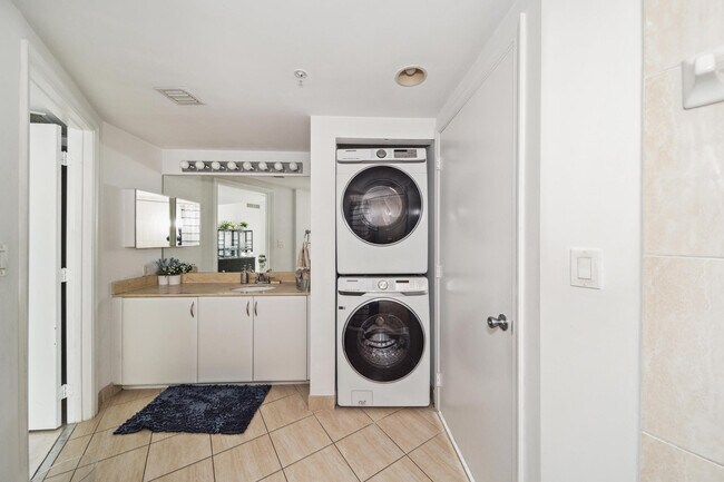 Building Photo - 1750 N Bayshore Dr