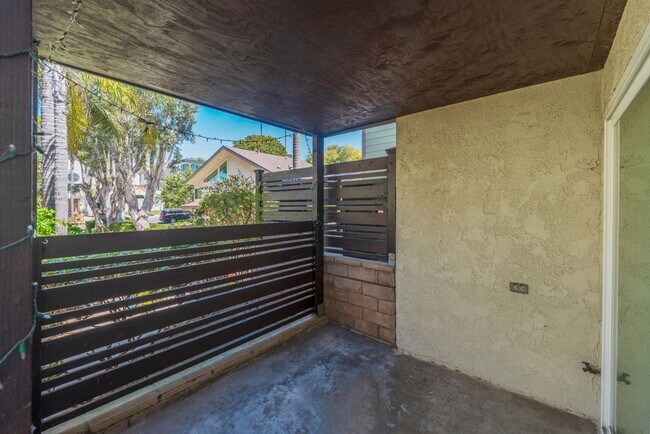 Building Photo - Beautiful remodeled 2 bed 2 bath townhome ...