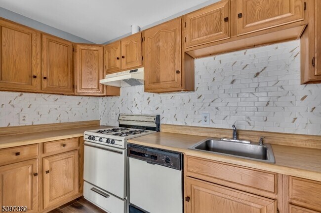 Building Photo - 1595 E 2nd St