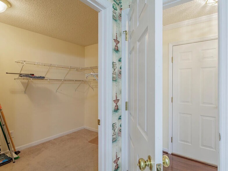 Building Photo - 1701 W Oak Dr