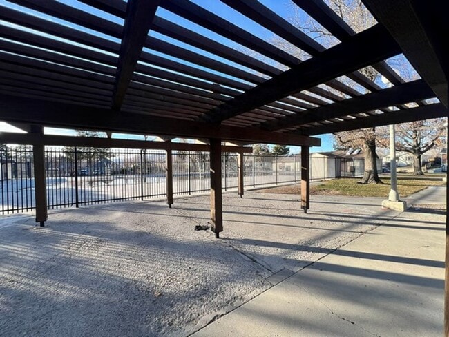 Building Photo - Central Sparks 2 Bedroom Duplex