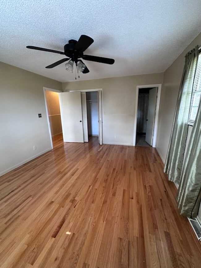 Building Photo - Maryville 37803 - 5 bedroom, 3 bath home - Contact Karen Robertson (865) 454-7626