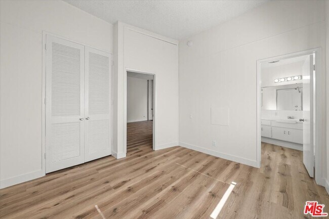 Building Photo - 10657 Holman Ave