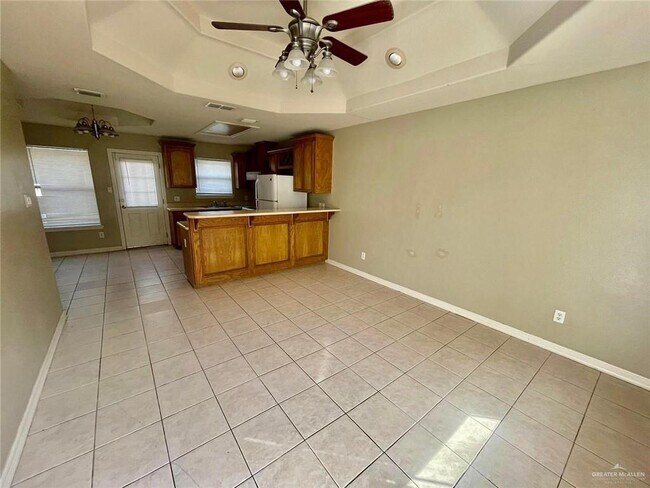 Building Photo - 2305 N Dahlia St