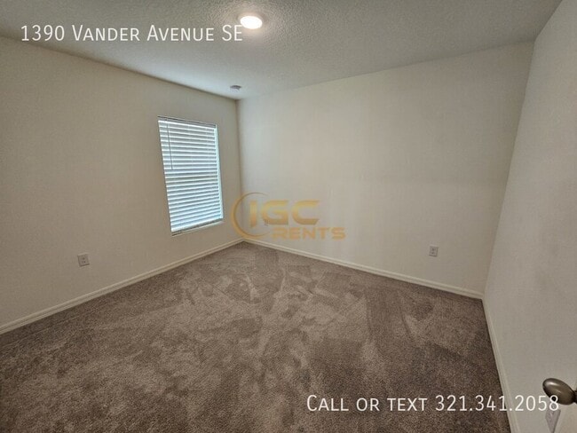 Building Photo - 1390 Vander Ave SE
