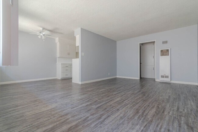 Building Photo - 8425 S Western Ave