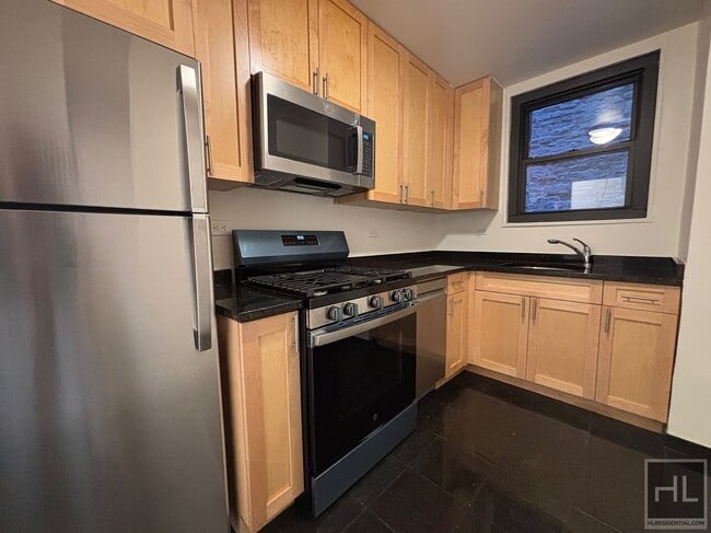 Building Photo - 333 E 49th St