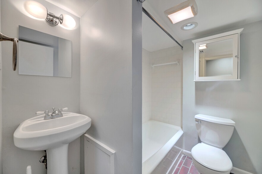 Building Photo - 308 11th St SE