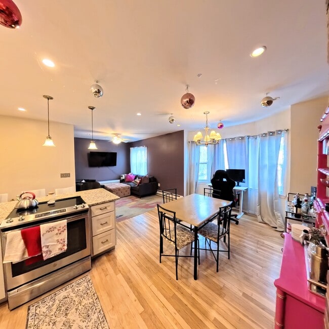 Building Photo - 285 Dorchester St