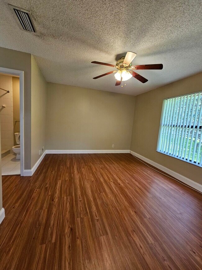 Building Photo - 3300 Jaywood Terrace