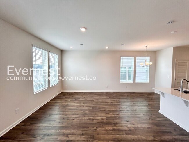 Building Photo - 3 Bed/2.5 Bath Townhome with Garage / Pet-Friendly / Available Now!