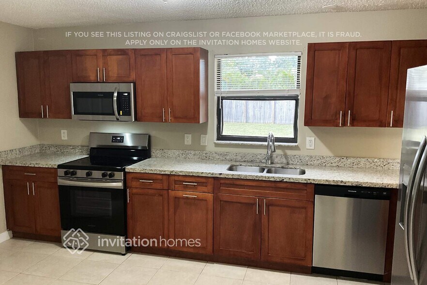 Building Photo - 112 La Mancha Ave