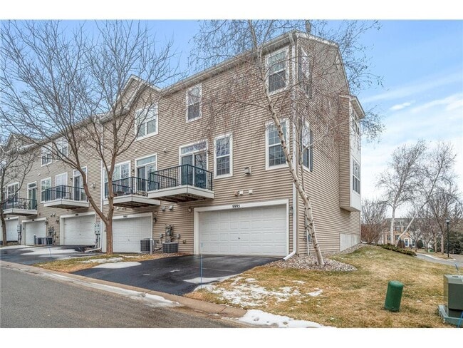 Building Photo - 9995 Wildflower Dr