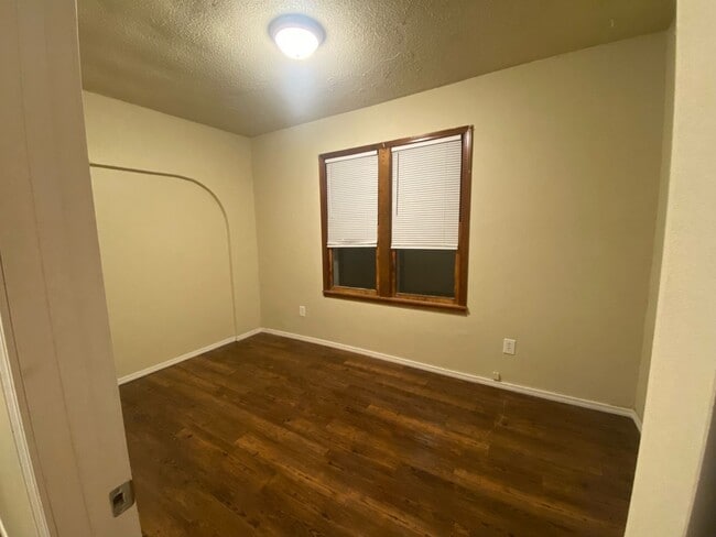 Building Photo - 3 Bed | 1.5 Bath | House