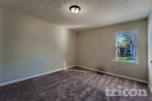 Building Photo - 10930 Pinehigh Dr