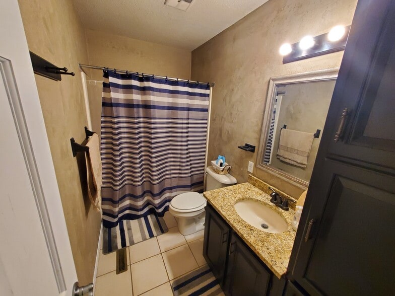 Building Photo - 2201 Tracy Ln