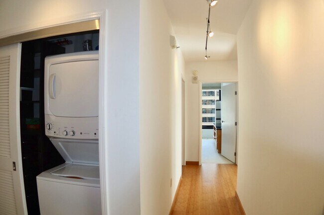 Building Photo - *New* 2 Bed & 2 Bath Condo in Fidi with Parking