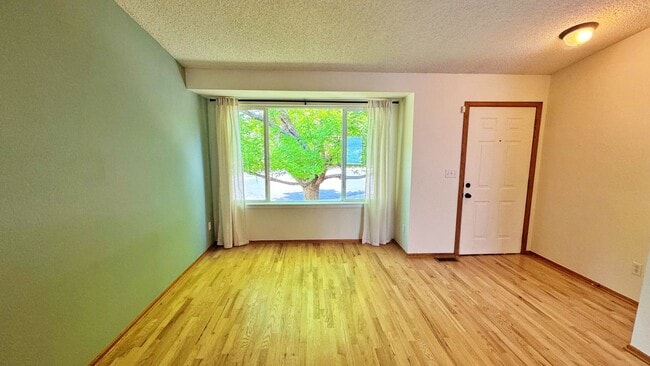 Building Photo - Welcome To This Fantastic 3 Bed 4 Bath Hom...