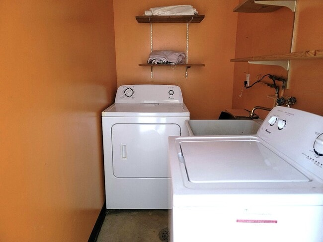 Building Photo - 70 Pine Ct