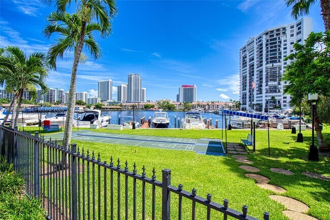 Building Photo - 2500 Parkview Dr