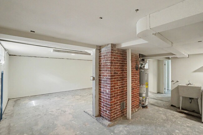 Building Photo - 1470 Capitol St NE