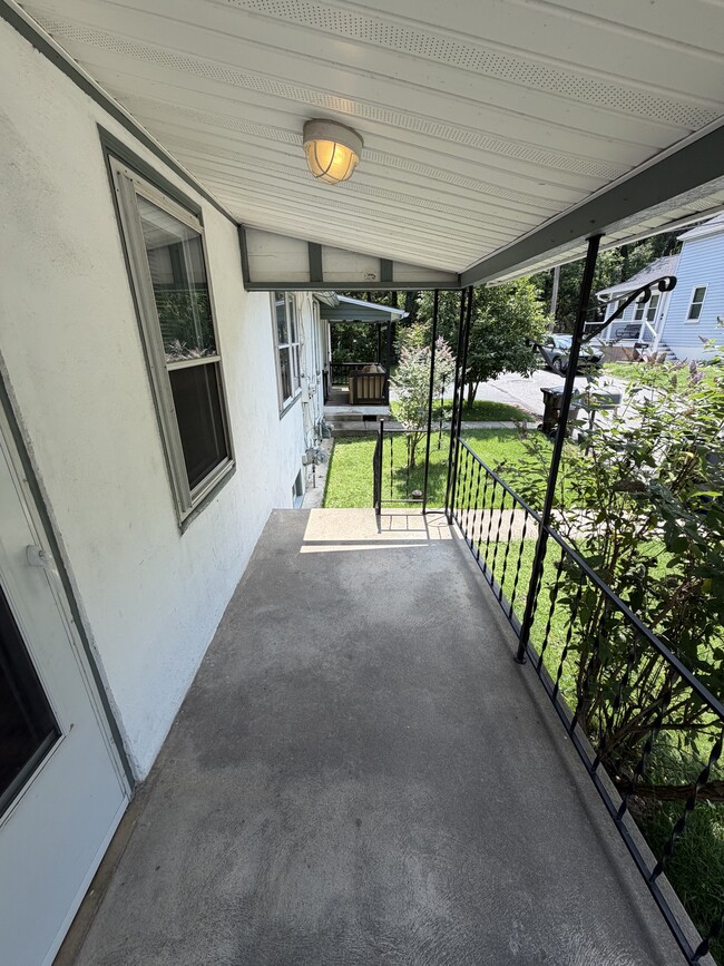 Building Photo - 607 Tabak Ave