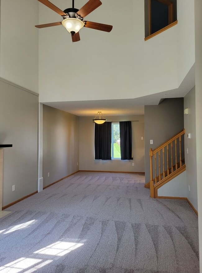 Building Photo - Spacious End Unit Townhouse