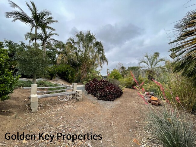 Building Photo - Charming farmhouse available in rural Vist...