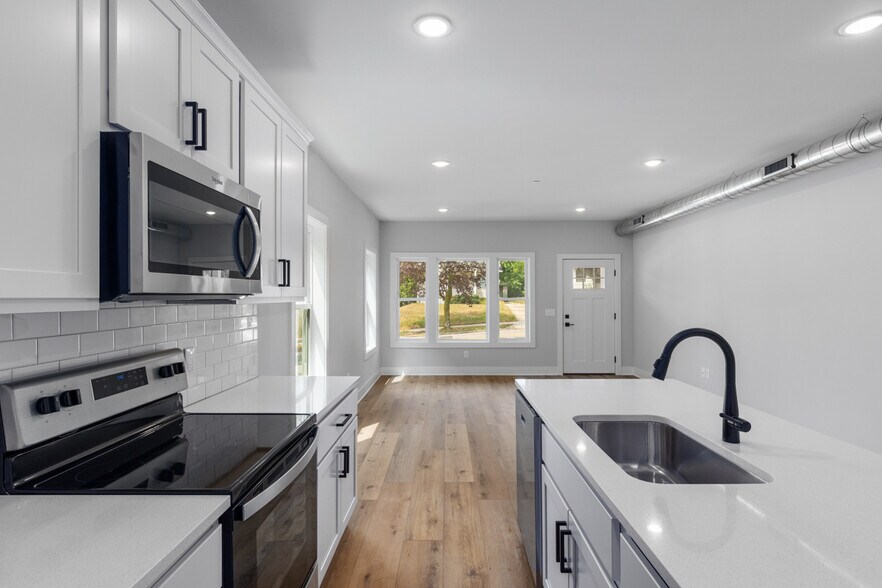 Building Photo - 1004 Diamond Ave NE