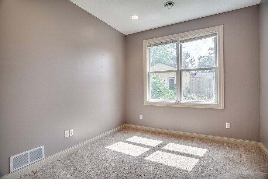Building Photo - 8844 Pascal Ave