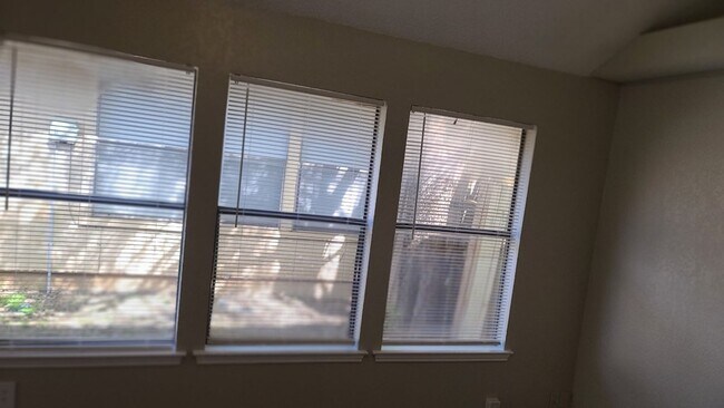 Building Photo - Duplex in Ft Worth