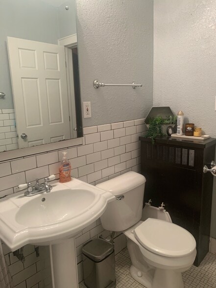 Bathroom Pic 1 - 422 W Harrison Ave