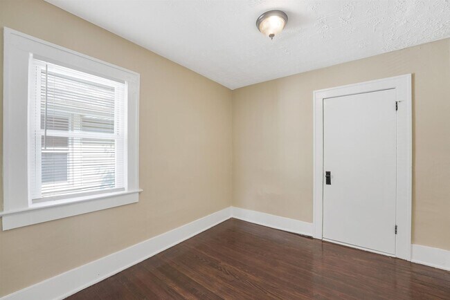 Building Photo - Move-In Ready 3-Bedroom Home with Updated Kitchen & Central A/C