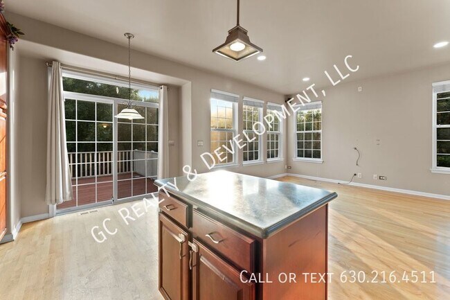 Building Photo - ***2300 SF END UNIT W/LOTS OF LIGHT / 2 BD...