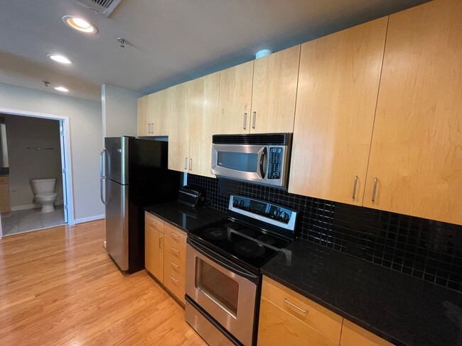 Building Photo - Eclipse 2 Bedroom + 2 Bath in Heart of Buc...