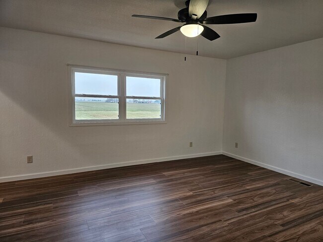 Building Photo - Quiet Country Living