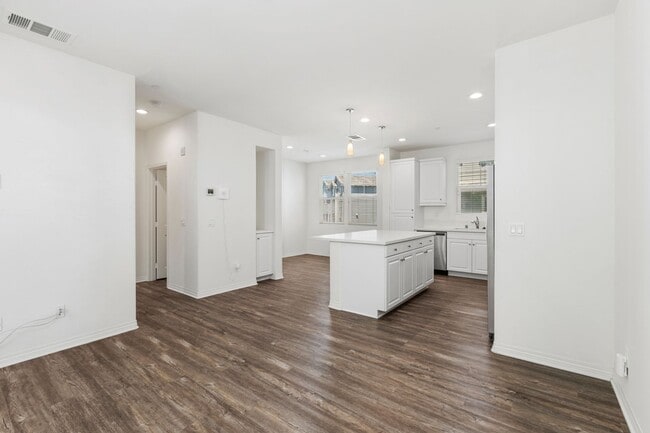 Building Photo - Available now! Beautiful 2 bedroom 2.5 bat...