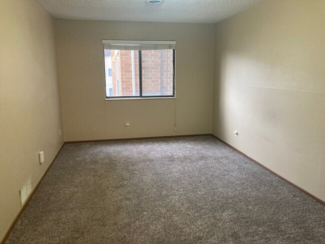 Primary Photo - 1727 N Grandview Ln