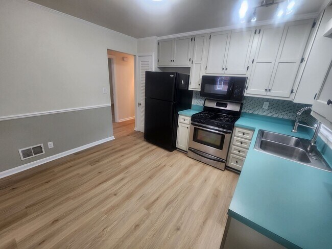 Building Photo - Beautiful and spacious 3 bedroom 1 bath ho...