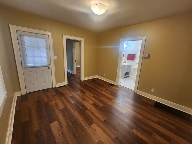 Building Photo - Beautiful 2 bedroom 1 bath renovated home with washer/dryer hookups!