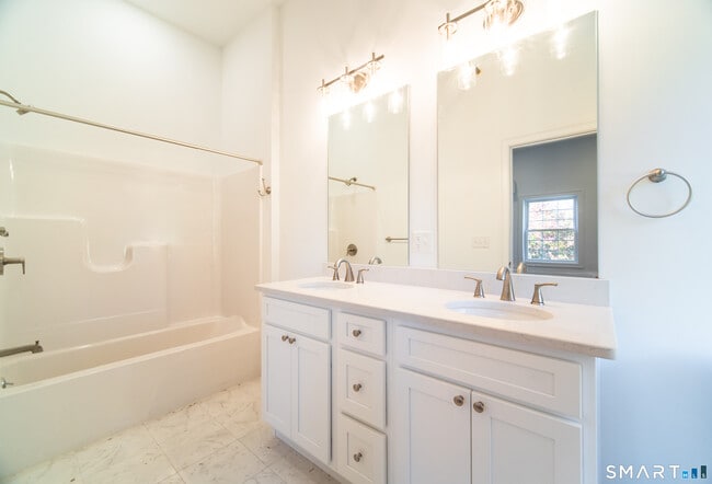 Building Photo - 1154 Poquonnock Rd