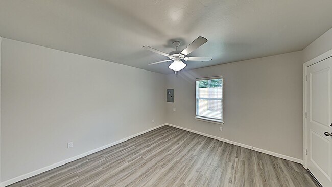 Building Photo - 2 Bedroom 2 Bathroom 2 Car Garage Duplex w...