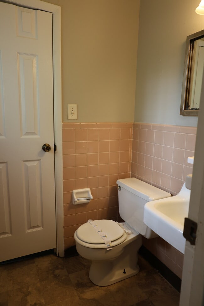 Building Photo - 104 Catherine Ave