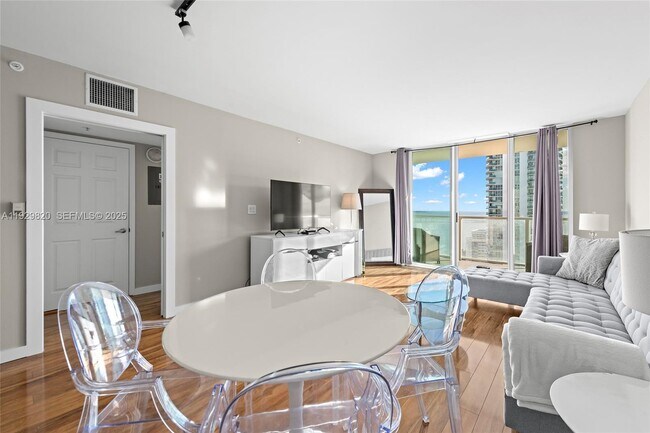 Building Photo - 1155 Brickell Bay Dr