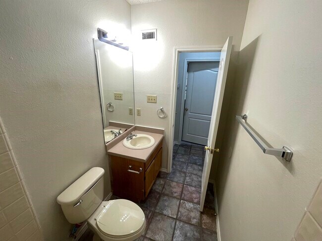 Building Photo - 511 Shiloh Dr