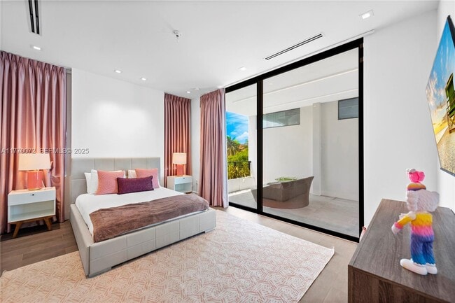 Building Photo - 1400 Bayview Dr