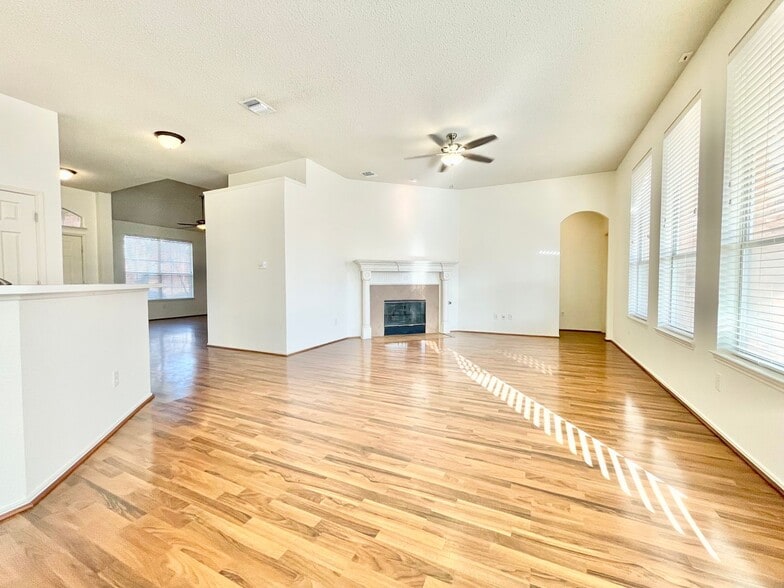 Building Photo - 9711 Saddle Dr